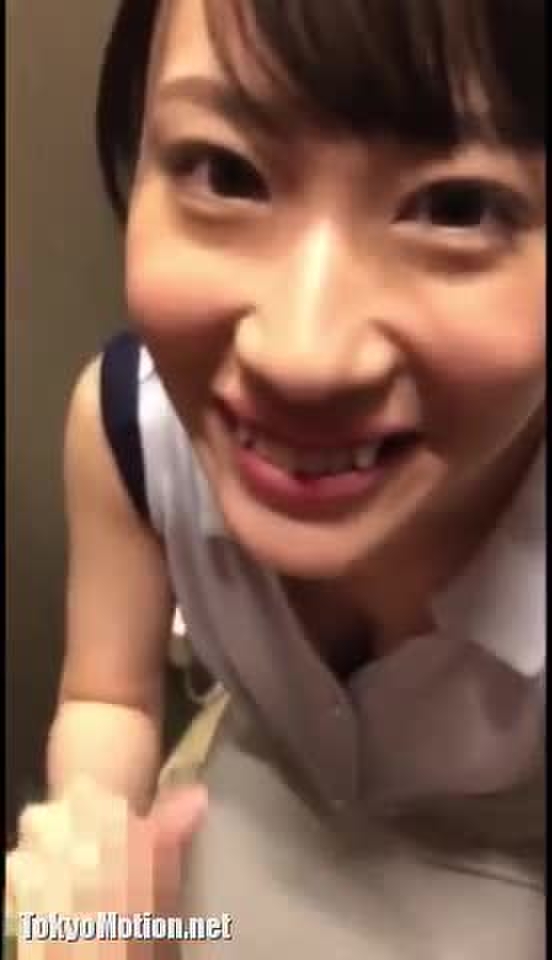 スマホ個人撮影 「いっぱい感じて…♥」トイレで手コキフェラ奉仕する可愛い清楚系美人！！