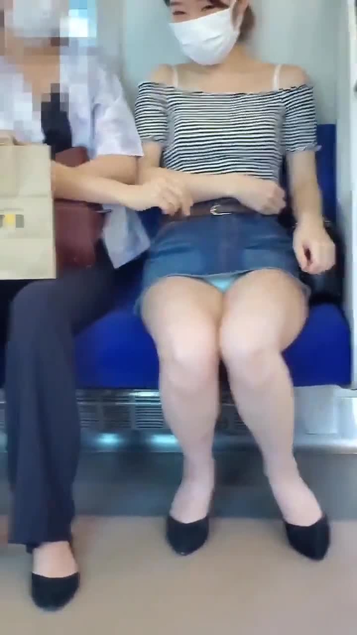 【盗撮動画】電車対面パンチラで盗撮バレした撮り師さん、とんでもない屈辱を受けてしまう