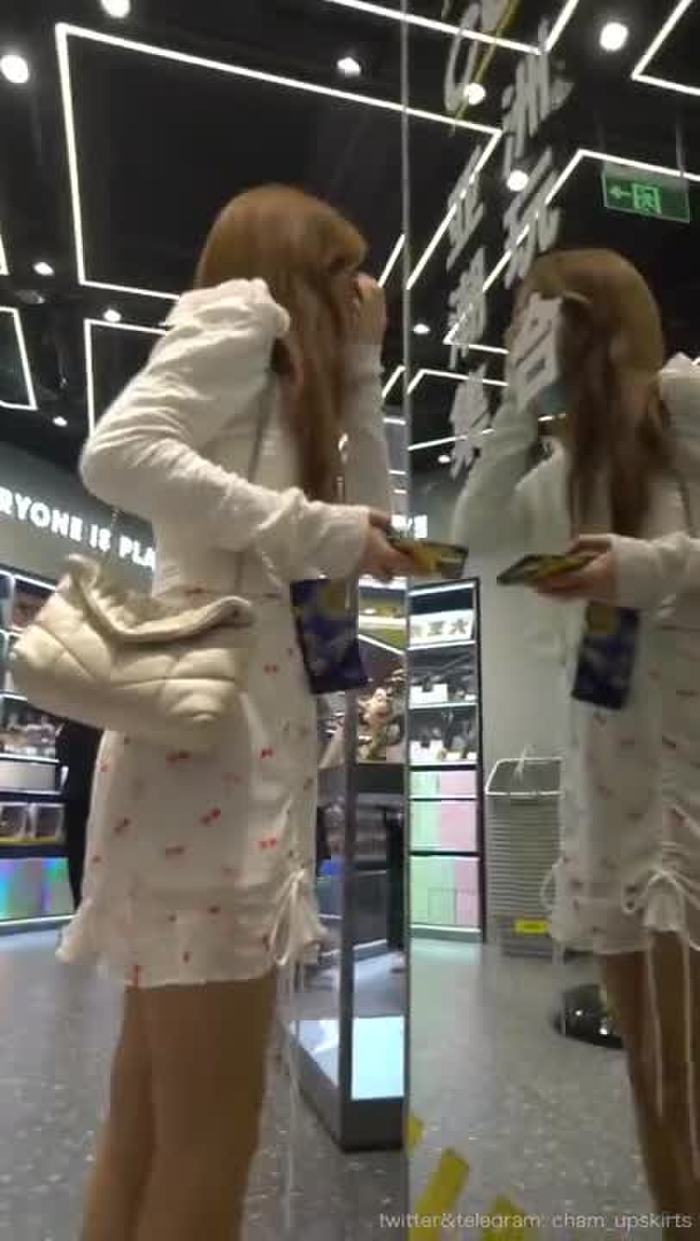【盗撮動画】超上玉スレンダーギャル逆さ撮りパンチラ！純白Pに薄っすらと血のシミが・・・