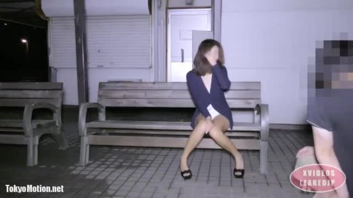 スマホ個人撮影 公園でスレンダーな美女をオナらせてからパコって中出し。