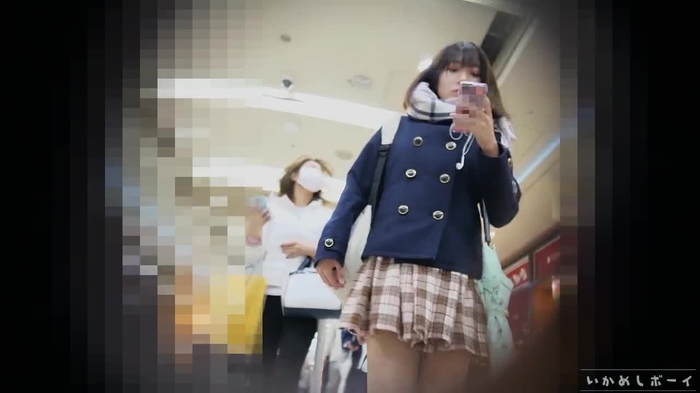 【盗撮動画】仕事終わりに立ち寄った店舗でサテンパンティをドアップで盗撮された美女