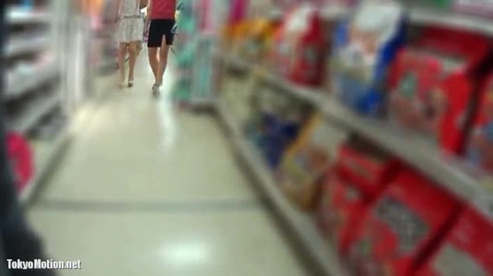 【盗撮動画】イイ女感が半端ない美人ギャルの一瞬の隙を突いた胸チラ盗撮。しゃがみパンチラもあるよ