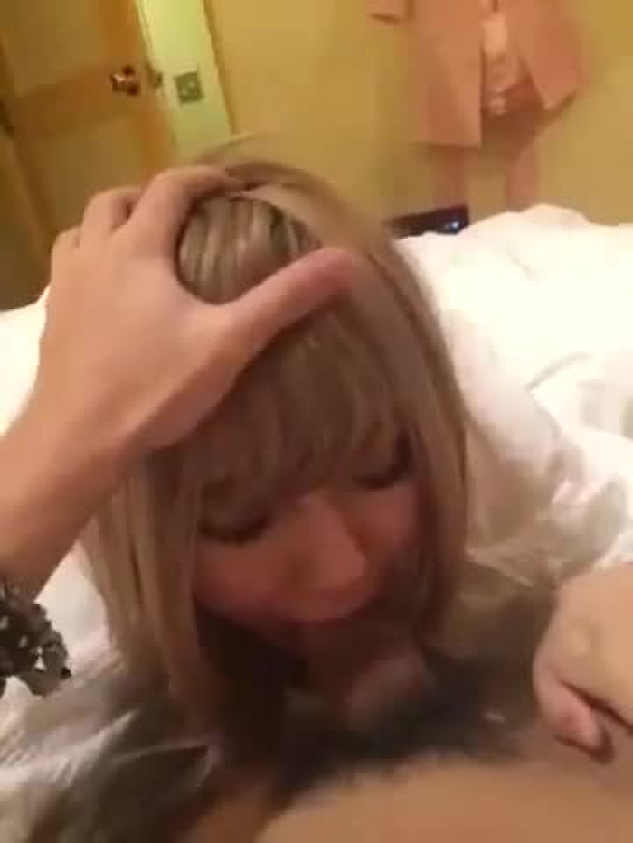 スマホ個人撮影 デリ嬢？可愛い金髪ギャルが外人に頭つかまれ強制イラマチオ!!!