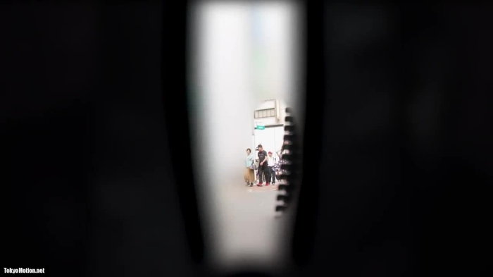 【盗撮動画】黒髪JDを鞄カメラで追い回す撮り師の高画質逆さ撮りパンチラ。直下アングルから拝む紫サテンパンティ