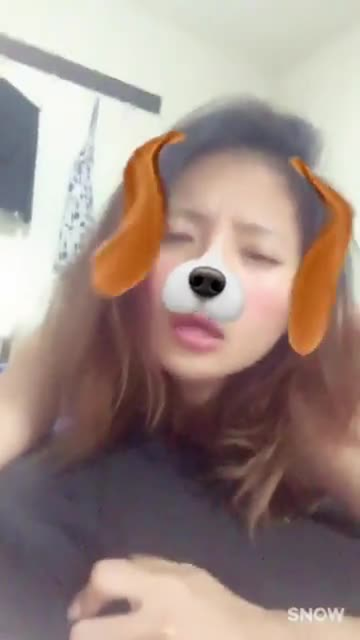 スマホ個人撮影 犬プレイかな?バックハメ中にSNOWアプリでハメ撮りする美人ギャル。
