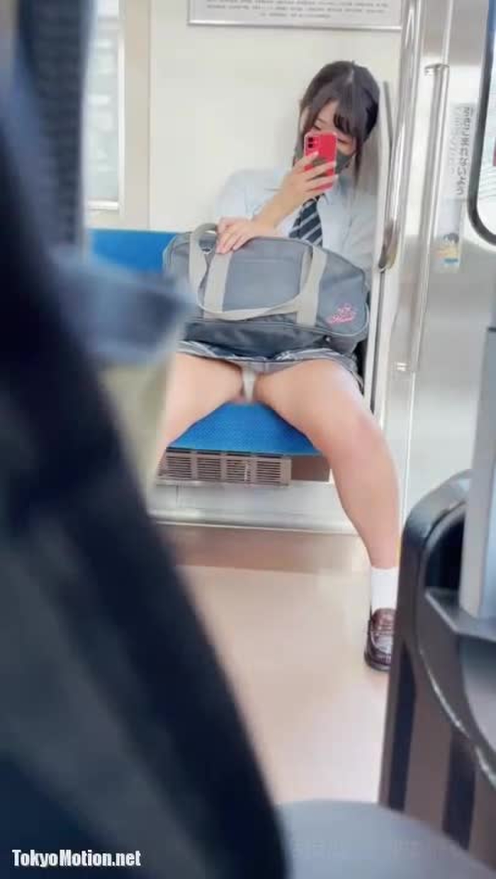 【盗撮動画】放課後JK電車内対面パンチラ！ガバっと脚を開いて純白パンティ丸見えwww