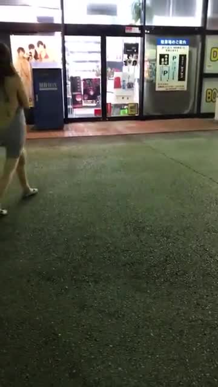 スマホ個人撮影 裸同然の童貞を殺すセーターを着てビデオ屋に入店する強者痴女ww