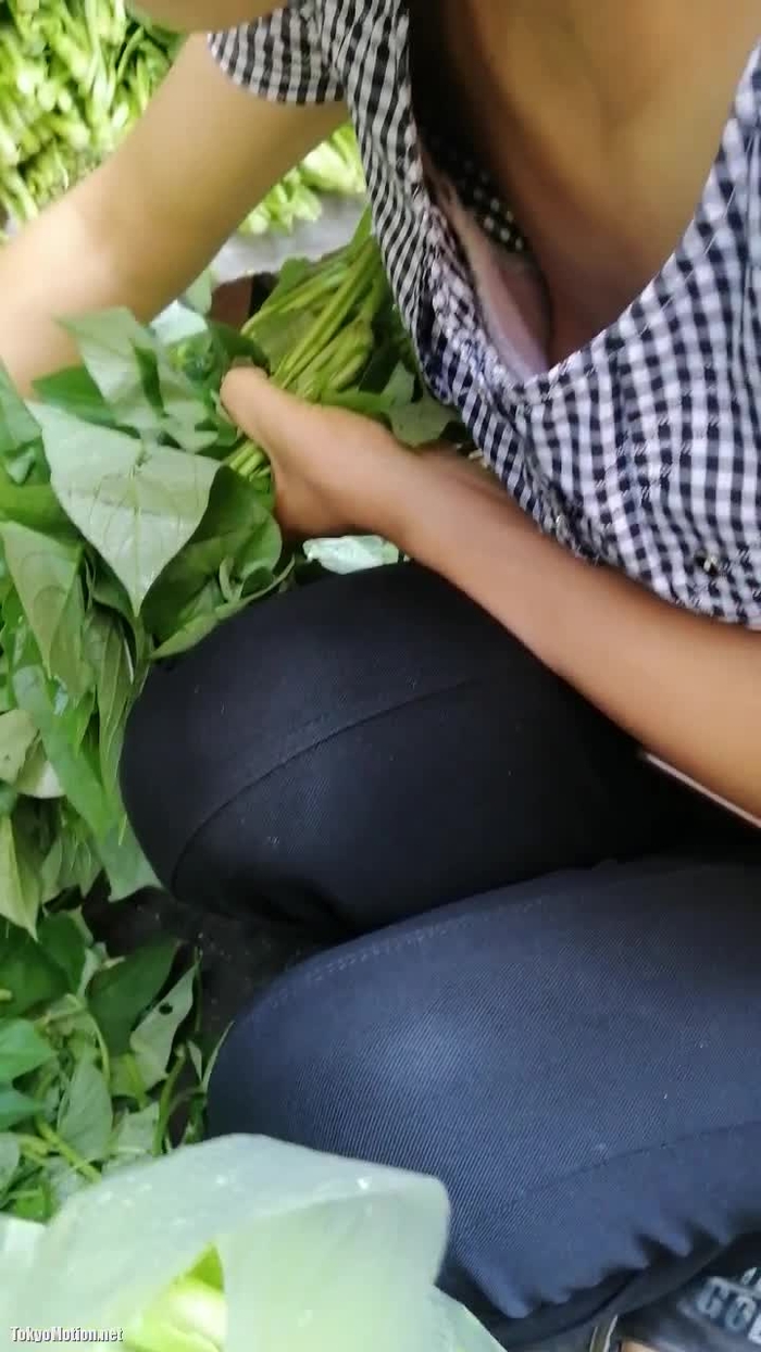 胸チラ