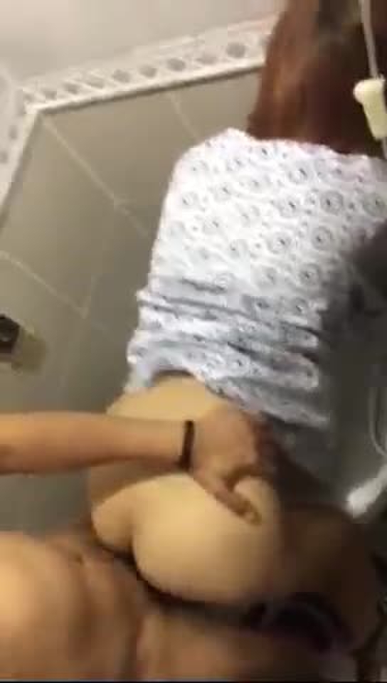 スマホ個人撮影 点滴付けたまま病院のトイレでハメるバカップルの動画w［再］