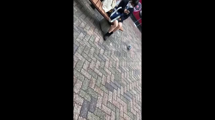 【盗撮動画】撮り師「逆さ撮りで青チェJKの”風パンチラ”が撮れた時の興奮度は異常w」⇒ 3人分のJKパンチラ動画が公開される