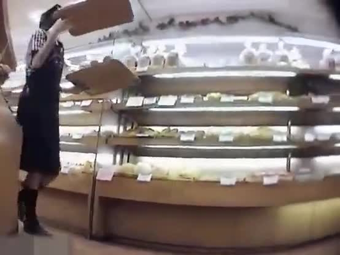 【盗撮動画】もはや伝説。パン屋で働くゴ●キ似の激カワ店員の勤労白パンティを逆さ撮りした有能な男の功績がこちら