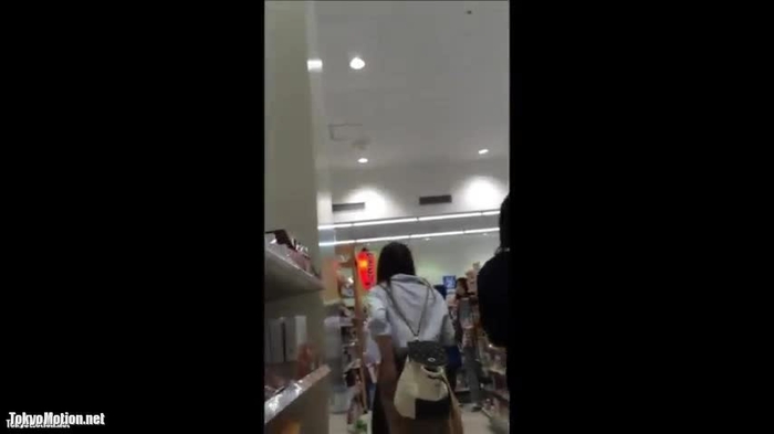 【盗撮動画】コンビニ店内逆さ撮りパンチラ！くっそ可愛いギャル系JKメインでいかにもな生パン多数収録！