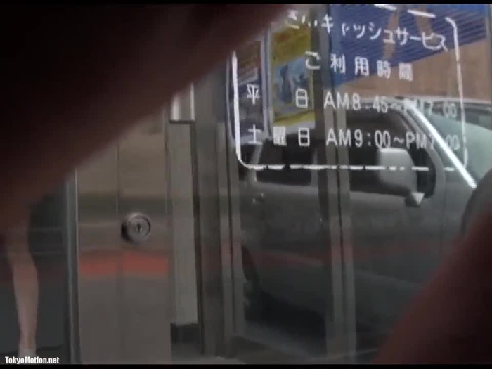 【盗撮動画】危険人物に目をつけられたお姉さんがパンチラ盗撮に勘付き警察に通報するまでの一部始終がこちら・・・