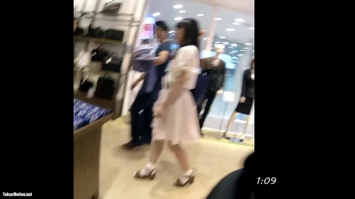 【盗撮動画】スカートめくりにしゃがみド接写！”パンチラ盗撮を極めた男”の本気の盗撮動画がすごすぎると話題