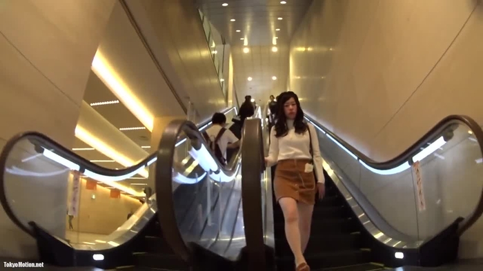 【盗撮動画】フロント＆座り中心。街中で撮影された上玉美人ギャルパンチラオムニバス（5分39秒）