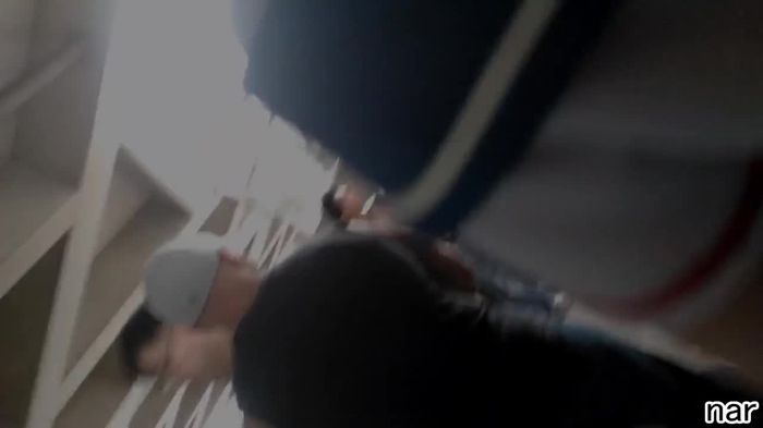 【盗撮動画】コスプレ会場に制服姿で登場したオタク系JKちゃん、スカートめくり＆ド接写パンチラ盗撮の餌食になる