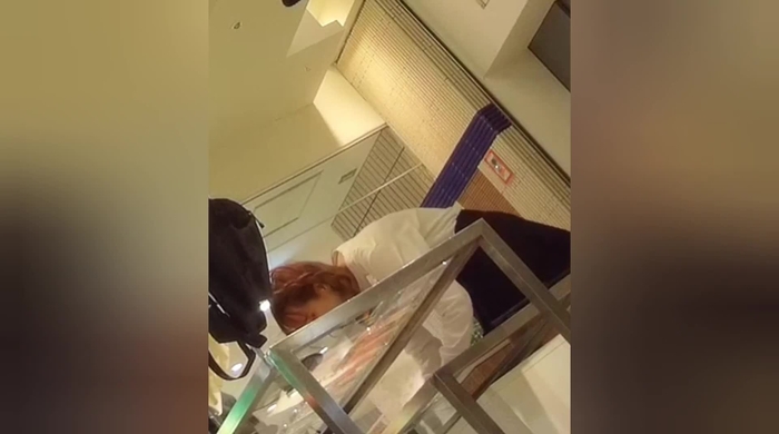 【盗撮動画】スト越し赤パンティ！スタイル抜群のスレンダー店員のプリーツスカート逆さ撮り映像