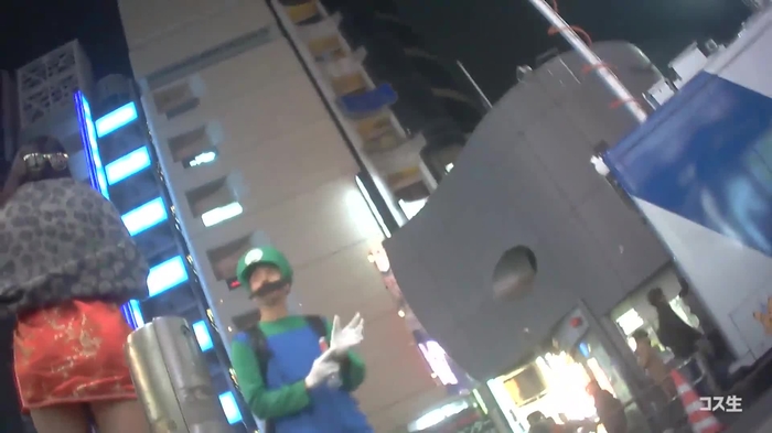 【盗撮動画】ハロウィン期間中の○谷はパンチラ撮り放題！熟練撮り師によるコスプレ素人女子逆さ撮り動画をご覧ください