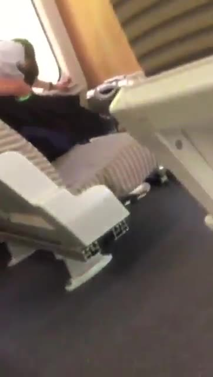 スマホ個人撮影 電車の中でSEXする学生カップル現るww
