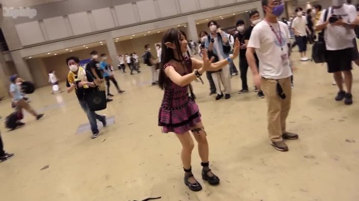 【盗撮動画】コミケで発見！露出狂レベルの変態レイヤー！これもう半分マ●コ見えてるだろ・・・