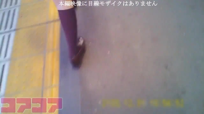 【盗撮動画】帰宅中のJKをストーキング ⇒ 怪しまれるもめげずに純白パンチラを逆さ撮りする危険人物