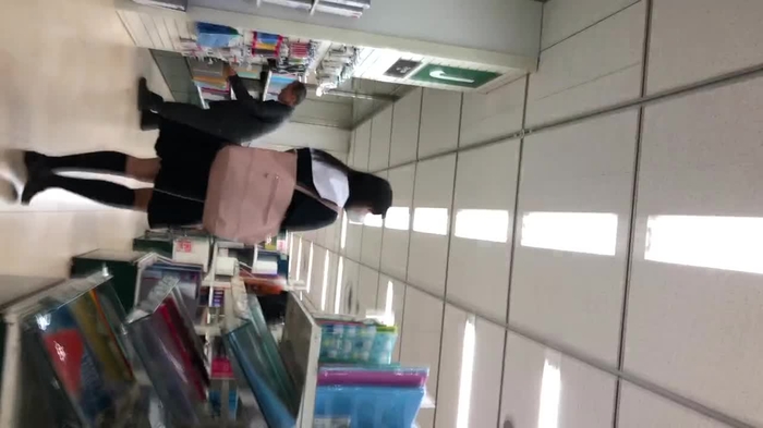 【盗撮動画】ガチなら即逮捕！真面目で賢そうな制服JKのグレーの縞パンを何度も逆さ撮りする動画が公開される