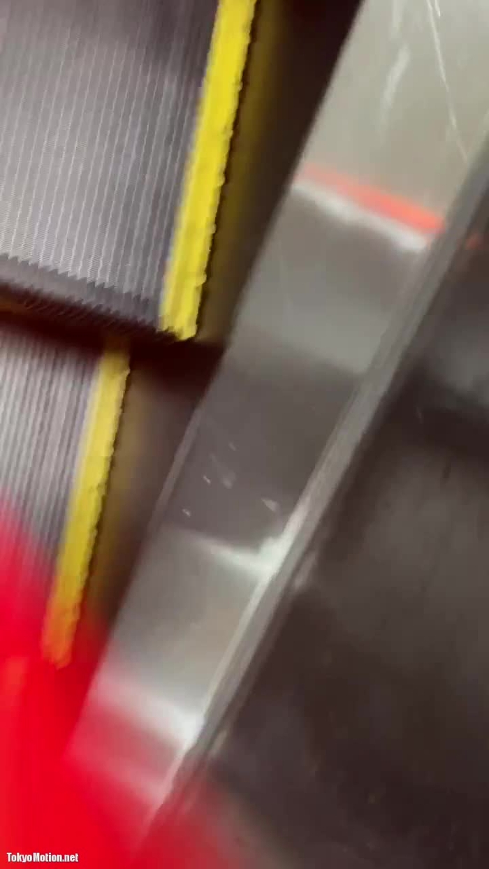 エスカレーター逆さ