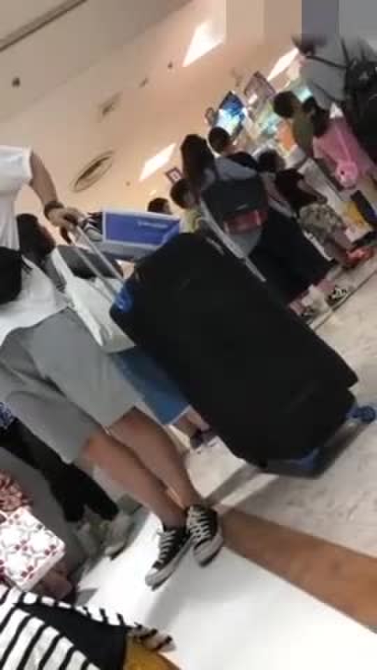 【盗撮動画】おもちゃ売り場でガチャガチャを楽しむ女子小学生の横でがっつりしゃがみパンチラする私服女子w