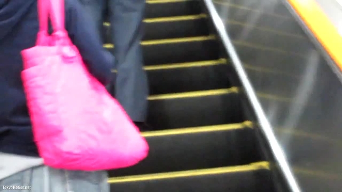 お尻丸出し