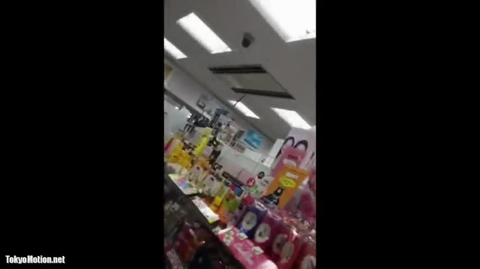 【盗撮動画】これぞギャップパンチラ！キュートで可愛い系の外見からは想像もつかないドスケベパンティ美少女