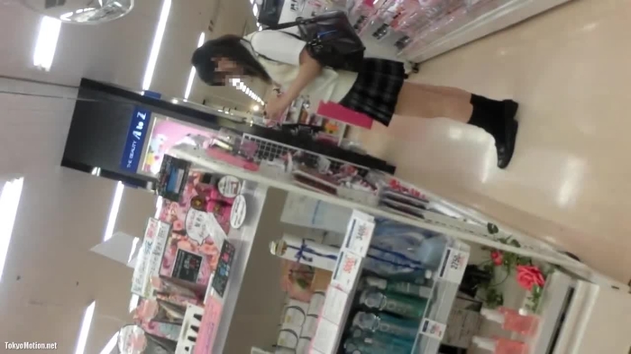 【盗撮動画】逆さ撮り＋スカートめくりでサテンパンチラを完全攻略されている放課後JKが発見される
