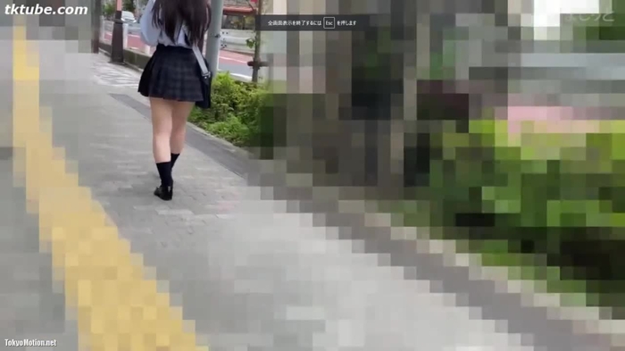 【盗撮動画】激カワ＆激ミニ上玉JKの逆さ撮りパンチラ！スカートめくりも駆使して丸見えになる純白サテンパンティ