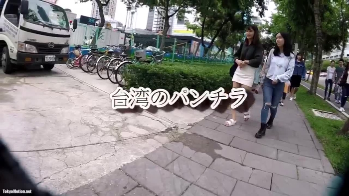 【盗撮動画】可愛い系なのに激ミニスカなあざといJDを追跡&逆さ撮り！中身は白の生パンでしたw