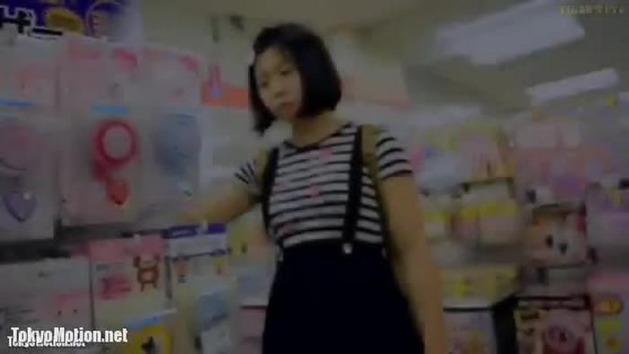 【盗撮動画】1人買い物中のミニスカJCに迫る魔の手！リュックにスカートが引っ張られピンクパンティが丸見えに