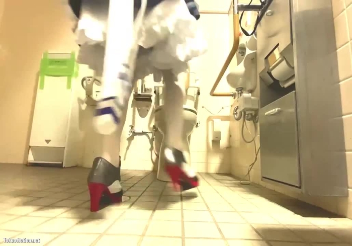 ベルファスト 便座前でお漏らし