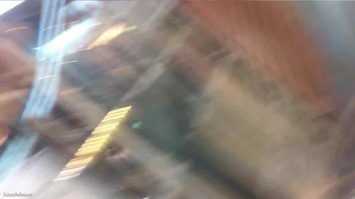 【盗撮動画】店内で素人女子たちを付け狙い。パンチラの醍醐味が存分に味わえる逆さ撮り映像をご覧ください