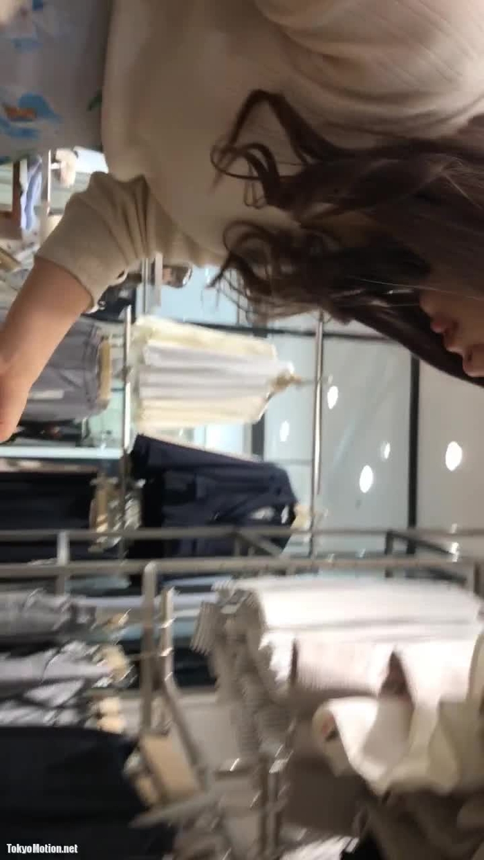 【盗撮動画】（2名収録）美人ショップ店員ちゃん、仕込みスマホでパンチラ盗撮されてしまうの巻