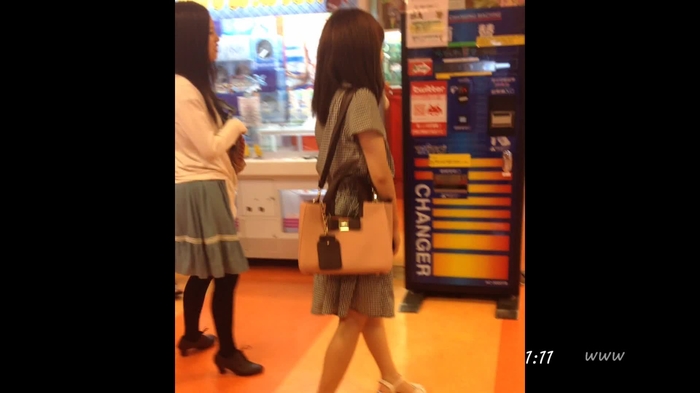 【盗撮動画】永久保存版のガチ美少女パンチラ！プロ撮り師の靴カメラで暴かれる私服JKの純白パンティ