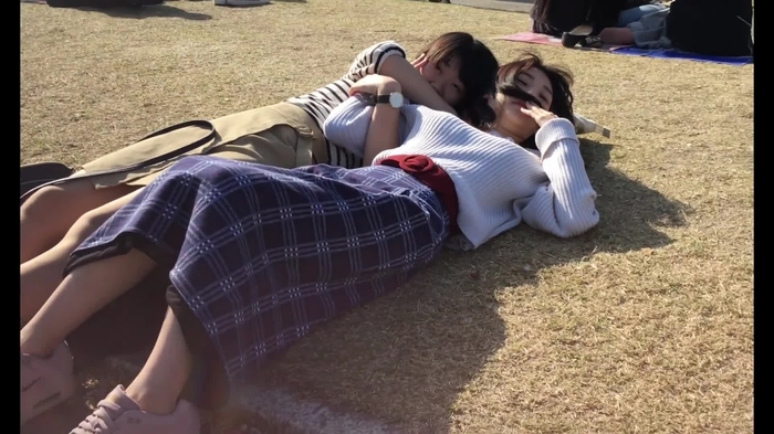 【盗撮動画】お花見会場でガード意識皆無の素人娘パンチラ！この後寝転がってパンツ丸見えにww