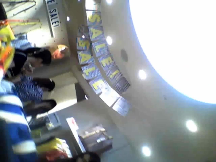 【盗撮動画】おっさん客には塩対応のアパレルショップ店員さん、パンチラ盗撮でお仕置きされる