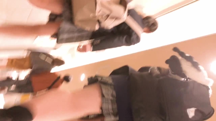 【盗撮動画】どっからどう見てもガチ！ハート柄の黄色Pの美少女JKにフロントから逆さ撮りパンチラ敢行する変態