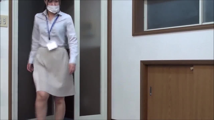 【盗撮動画】社内隠し撮りパンチラ！社員証つけてお仕事中の同僚OLをこっそり逆さ撮りした変態の功績
