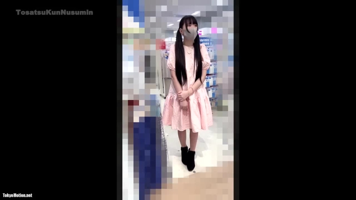 【盗撮動画】童顔巨乳店員の逆さ撮りでまさかのおっぱい丸見え！こんなスケベな服装で仕事しちゃイカンでしょ…