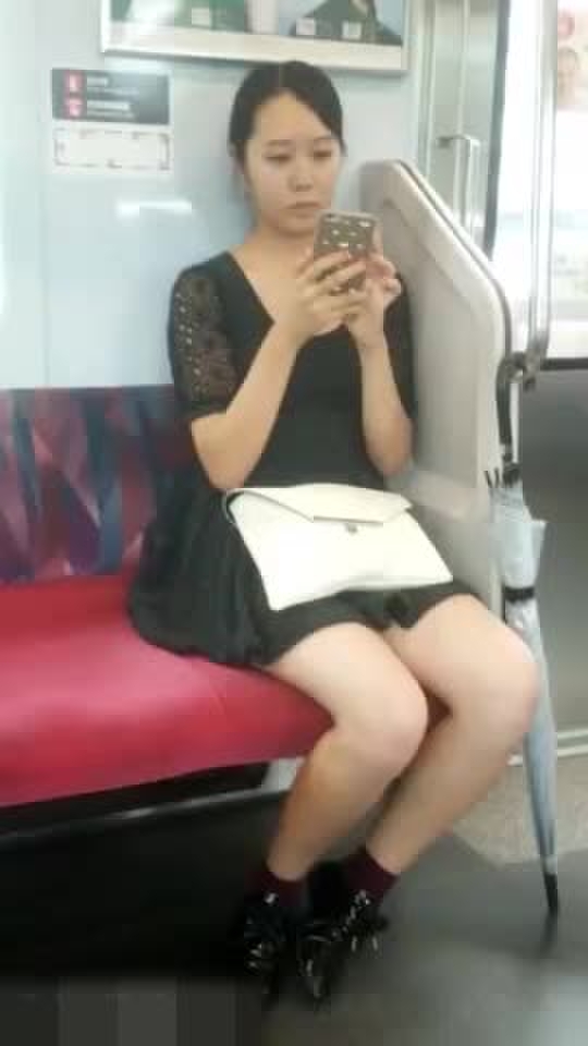 【盗撮動画】素人娘に電車でロックオン ⇒ 降車後に逆さ撮りする連続パンチラ盗撮犯の手口がこちら