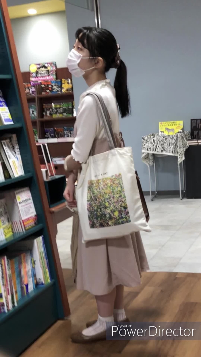 【盗撮動画】仕込みスマホでロンスカ女子のパンチラを盗み撮り！ライトを付けるとこんなに鮮明に映るww