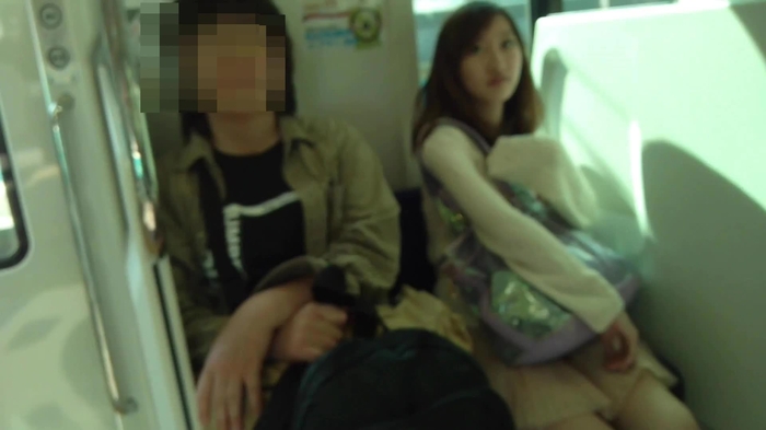 【盗撮動画】完全にバレてるよなコレ…な顔撮りからスカートめくりを敢行！職人撮り師決死のパンチラ映像