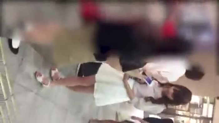 【盗撮動画】駅で発見S級美少女！逆さ撮りで細い足の間から見える薄ピンク色サテンパンティ