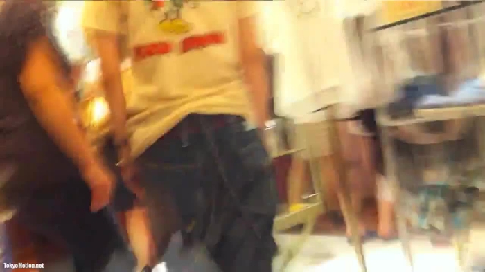 【盗撮動画】激カワショップ店員粘着胸チラ＆しゃがみパンチラ盗撮！これちょっと怪しまれてるよな・・・