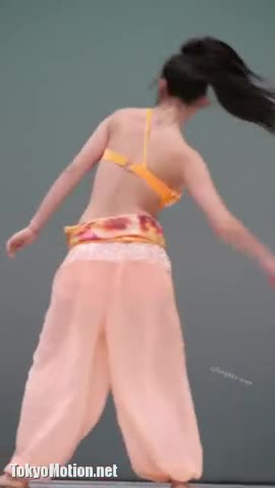 【盗撮動画】ブラがずり下がって乳首ポロリ！巨乳ダンサーの奇跡のハプニングを記録したお宝動画