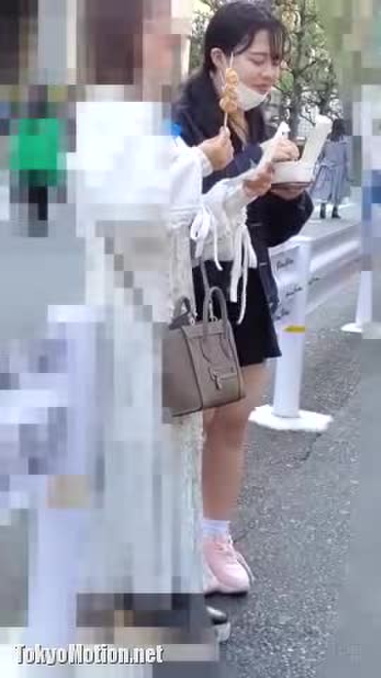 豪快丸見えピンク乳首！お祭り会場にノーブラで登場した10代女子生徒の胸チラ盗撮動画